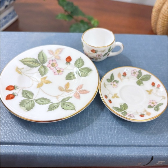 Miniature Wedgwood Strawberry Tea Set - Picture 3 of 5